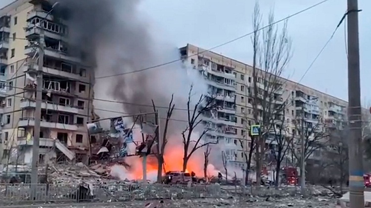 Rescatistas buscan a 40 desaparecidos bajo los escombros del edificio de viviendas bombardeado por Rusia en Dnipro, Ucrania