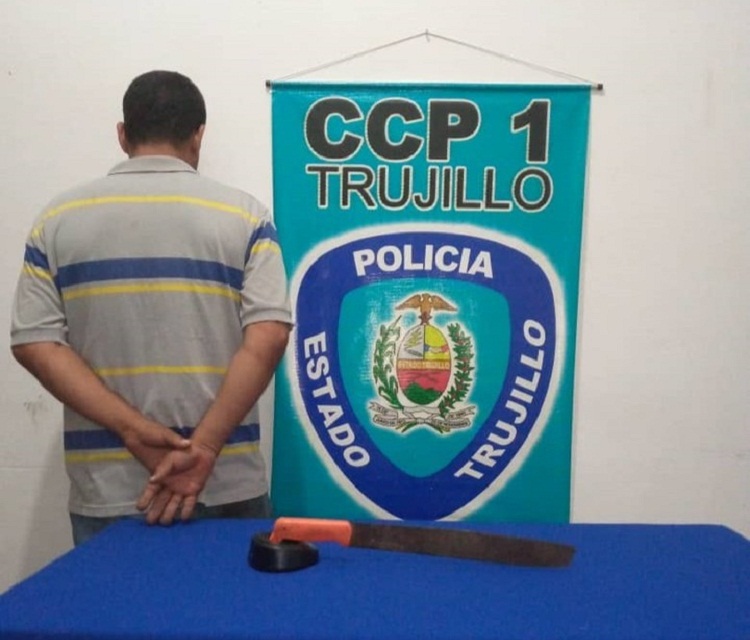 Detienen a hombre que atacó con un machete a una mujer en Trujillo