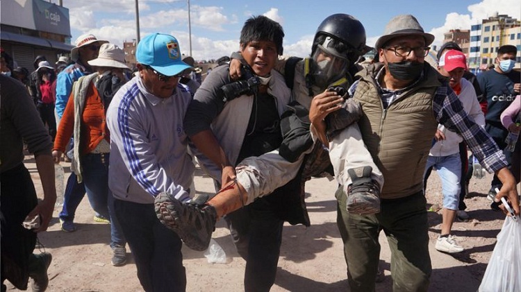 Gobierno de Perú decreta 3 días de toque de queda en Puno tras muerte de 18 personas