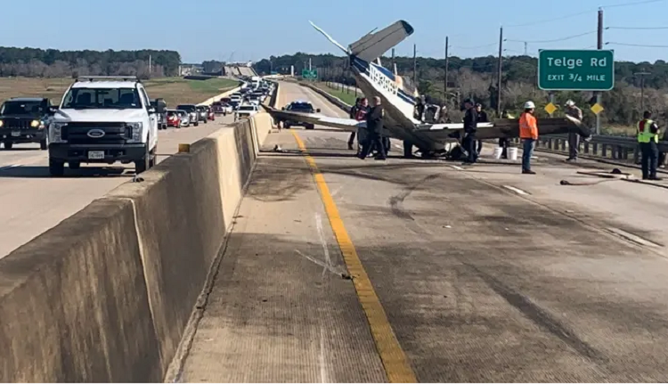 Avioneta se estrella en una autopista en EE.UU.
