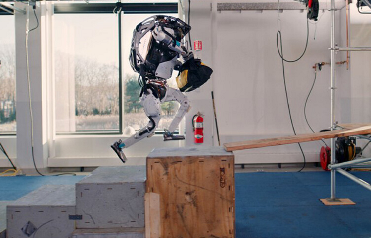 El robot que es capaz de saltar y dar volteretas en el aire ahora puede manipular objetos