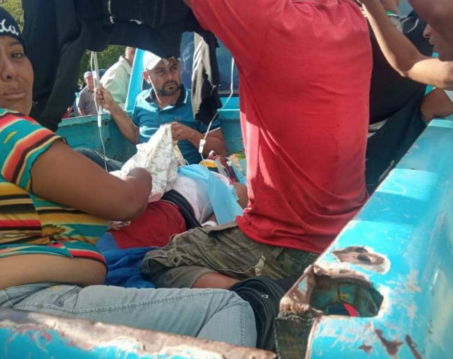 Niño lesionado en accidente es traído a Coro desde la Cruz de Taratara detrás de una camioneta