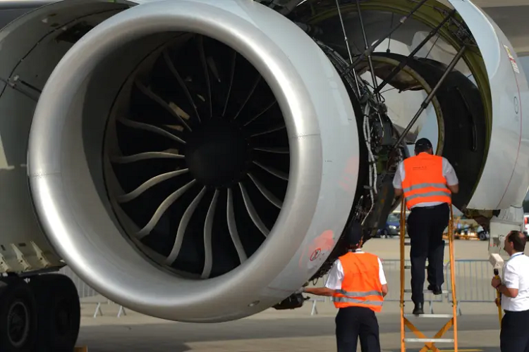 Empleado de aeropuerto muere succionado por turbina de avión