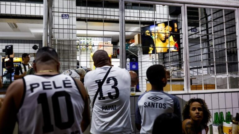 Los brasileños dan su último adiós al «rey» Pelé