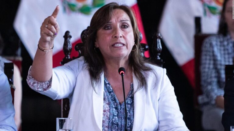 Presidenta de Perú responde ante fiscales por escándalo Rolexgate