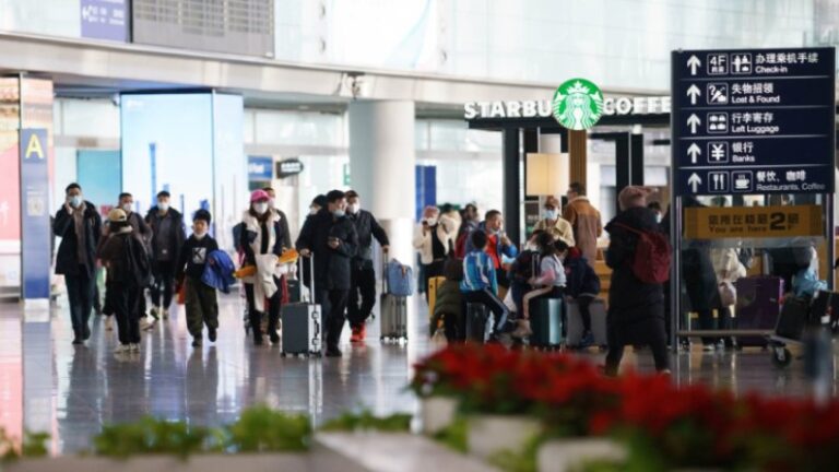 China suspende la exención de visado para los viajeros en transito de Japón y Corea del Sur
