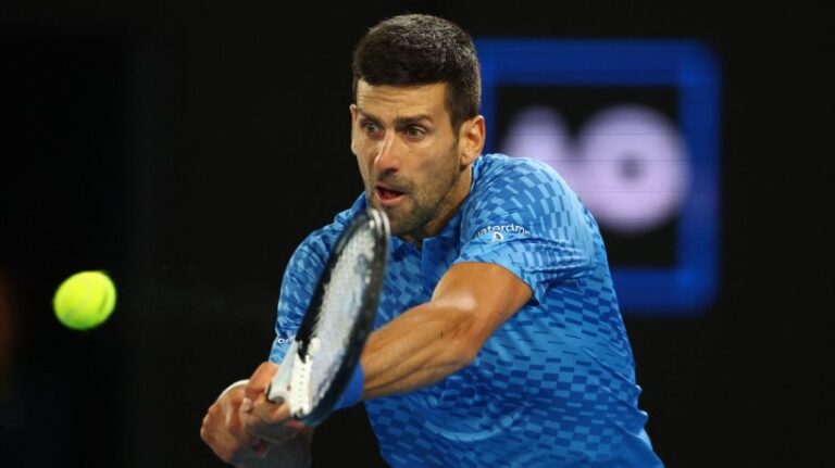 Djokovic gana pese a un susto muscular 