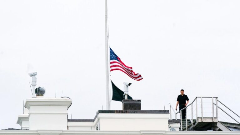 Estados Unidos ondea banderas a media asta por víctimas de tiroteo