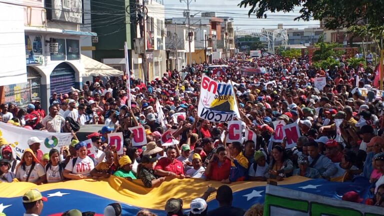 Oficialismo en Coro marchó en respaldo a Nicolás Maduro y rechazo a la «asfixia económica» de los EE.UU