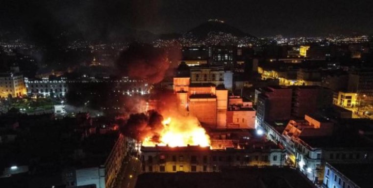 Edificio histórico queda en cenizas tras incendio en medio de protestas antigubernamentales en Perú