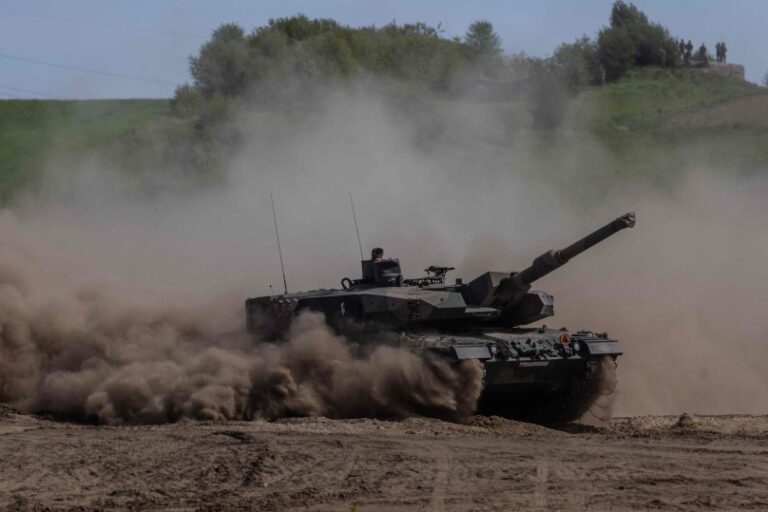 Alemania da un paso hacia la entrega de tanques Leopard a Ucrania