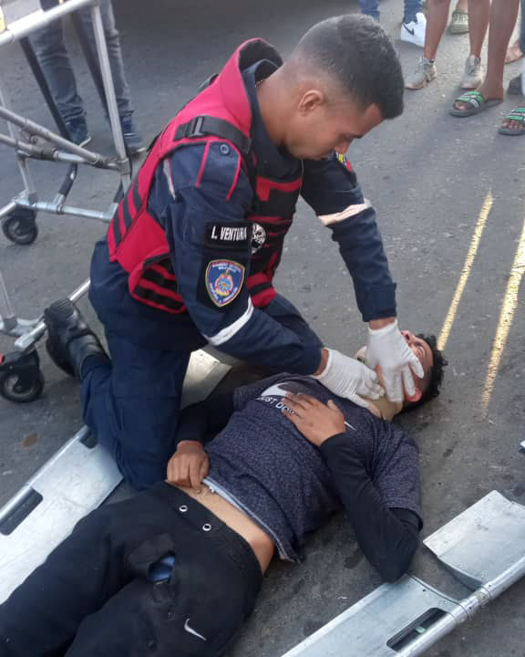 Motorizado queda lesionado al ser impactado por una buseta en Punta Cardón
