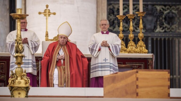Papa Francisco preside el solemne funeral de Benedicto XVI