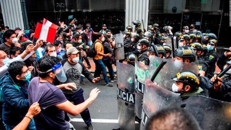 Perú registra una muerte en enfrentamientos en la víspera de una gran concentración en Lima