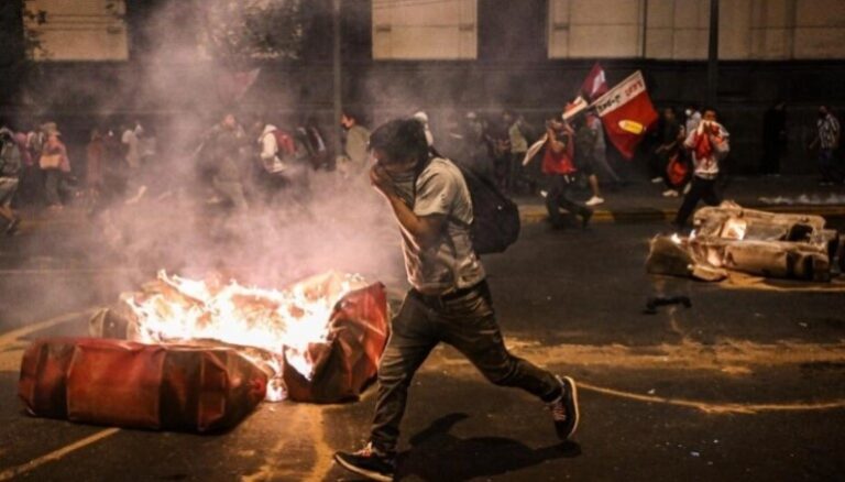 Perú registra violentas protestas y más personas heridas en Lima