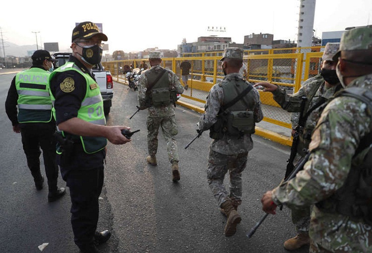 Militares de Perú despejarán carreteras bloqueadas por manifestantes