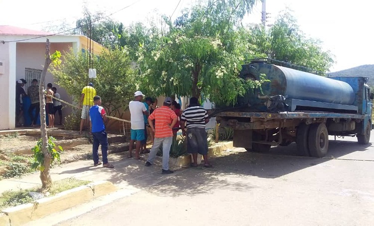 Protesta de habitantes de la Francisco de Miranda «abrió el grifo» del agua, aunque por cisternas