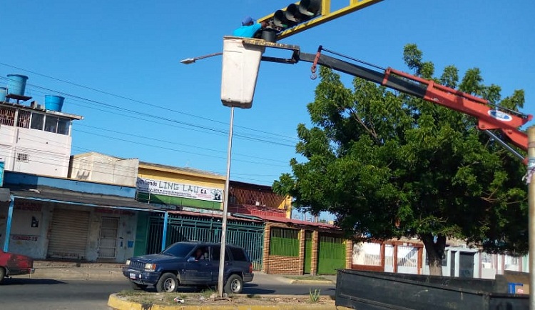 Realizan mantenimiento a semáforos inoperativos en Carirubana
