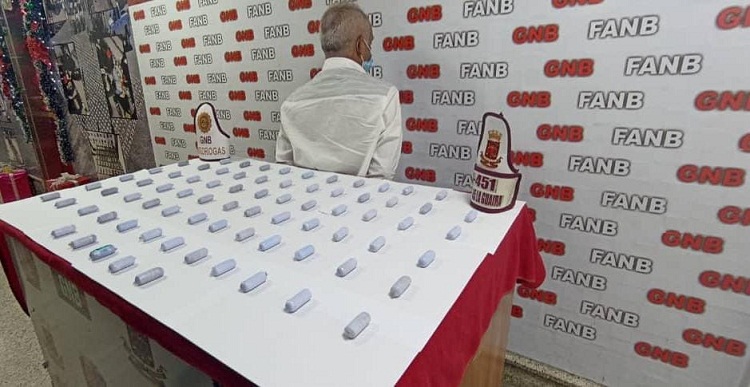 Abuelo pretendía llevar a Dominicana 75 dediles de cocaína en su estómago (+VÍDEO)