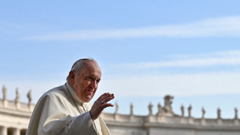 El papa Franciso expresa su gratitud a Benedicto XVI
