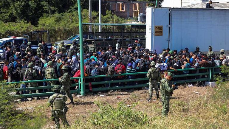 Hallan 250 migrantes hacinados en el interior de un tráiler en México