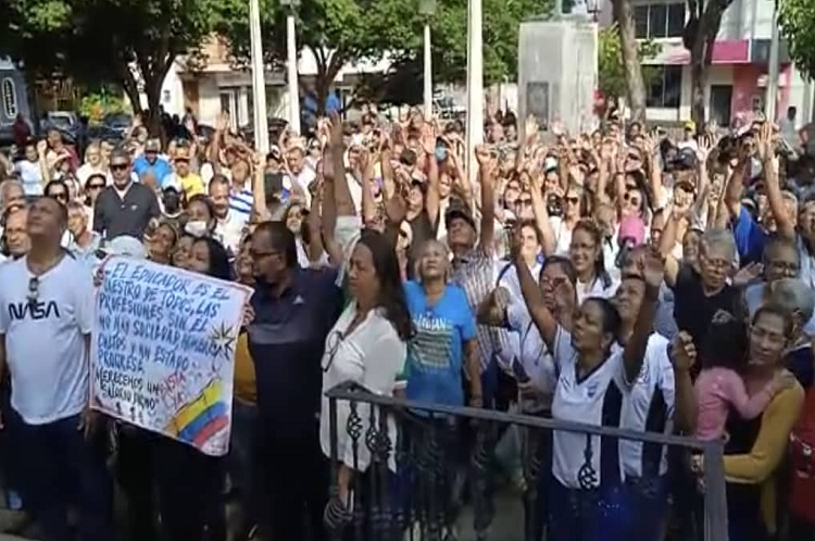 Contra «salarios de hambre» protestaron educadores de Zamora