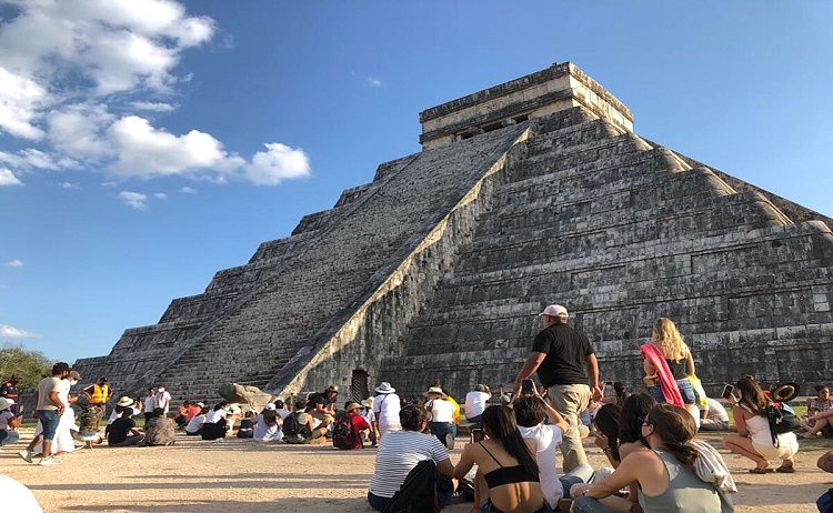 Turista se sube a la pirámide de Chichén Itzá en México y es golpeado con un palo al bajar