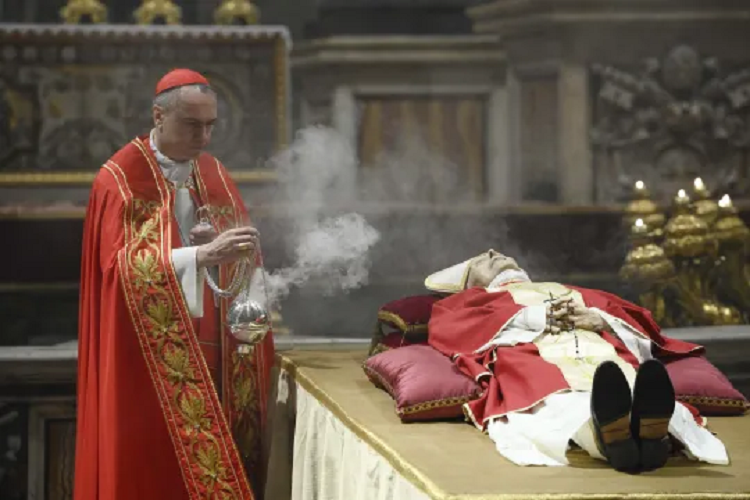 Benedicto XVI será enterrado en la primera tumba del Papa Juan Pablo II