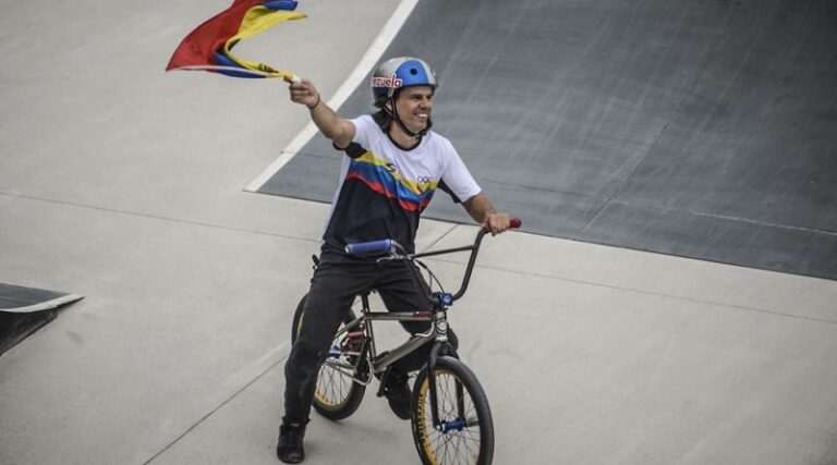 El ciclista venezolano Daniel Dhers junto a otros atletas limpiaron la estación del metro de Caracas