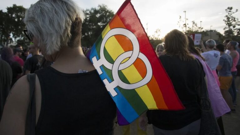 La Iglesia de Inglaterra acepta bendecir a las parejas homosexuales, pero no casarlas