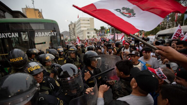 Presidenta de Perú pide perdón por muertes en protestas