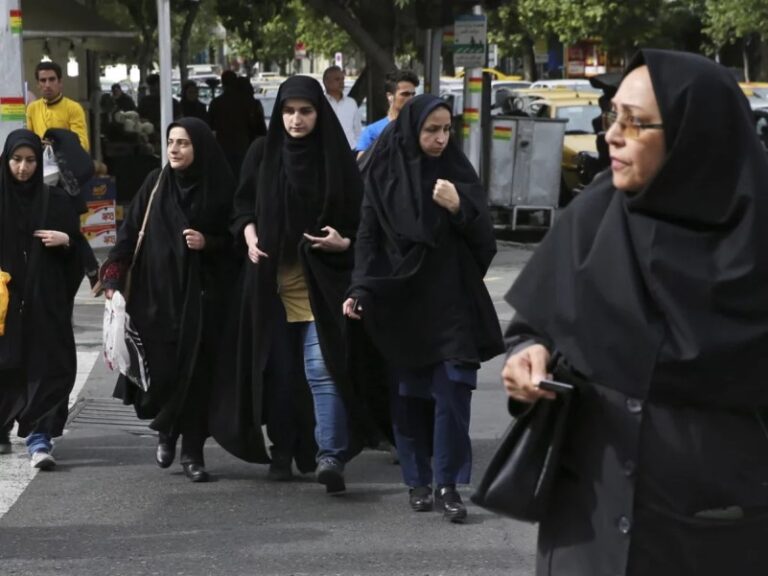 La policía iraní reanuda el control del porte del velo musulmán