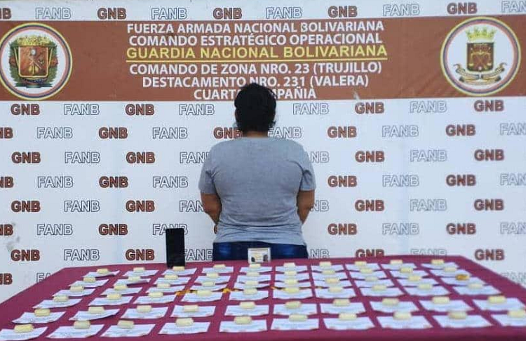 Arrestan en Trujillo a mujer con 60 dediles de droga en su estómago 