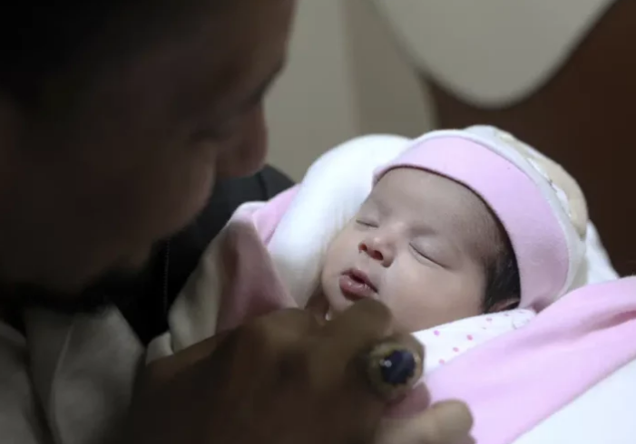 Bebé recién nacida rescatada de escombros en Siria fue adoptada por su tía