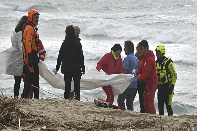 Cerca de 60 migrantes mueren en naufragio cerca de la costa de Italia
