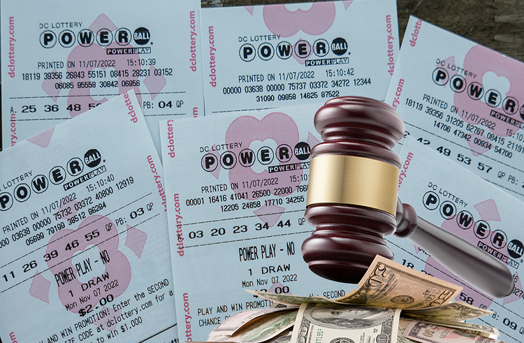 Demandó al ganador de $2 mil millones por robo del boleto de lotería