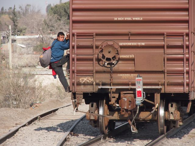 Migrante venezolano cae del tren y se amputa manos
