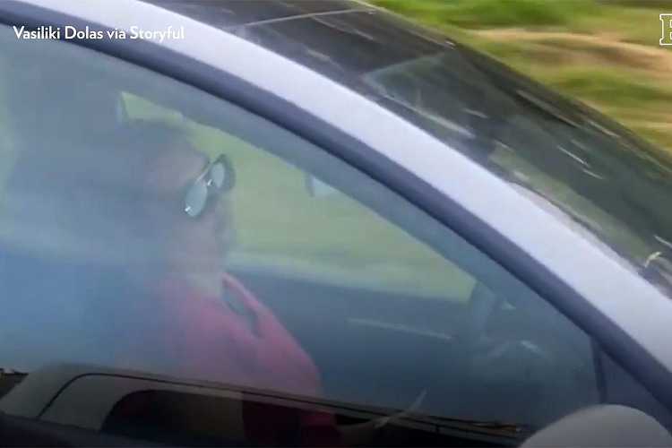 Impactante video muestra a una mujer profundamente dormida mientras conduce un Tesla