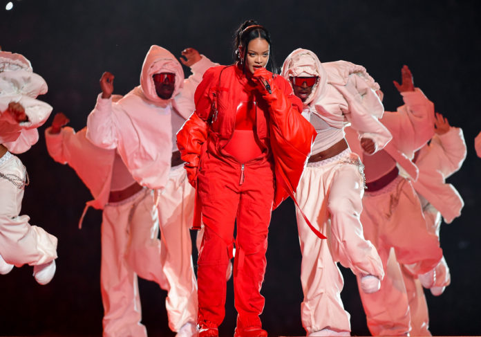 Rihanna interpretó una mezcla de sus grandes éxitos en espectáculo de medio tiempo del Super Bowl 