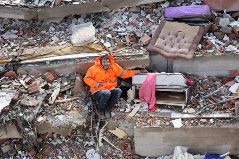 Sobrevivientes del terremoto de Turquía se enfrentan a la desesperación, mientras los rescates disminuyen