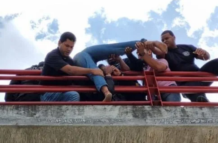 Panamá| Rescatan a venezolana que intentó lanzarse de un puente