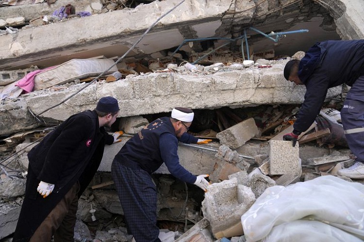 Organismos rescate sin descanso para sacar supervivientes debajo de los escombros en Turquía y Siria