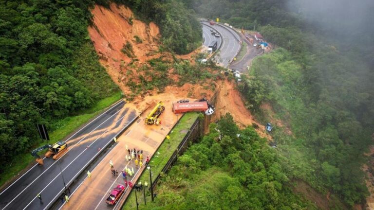 Ascienden a 57 los muertos por inundaciones y deslizamientos de tierra en Brasil