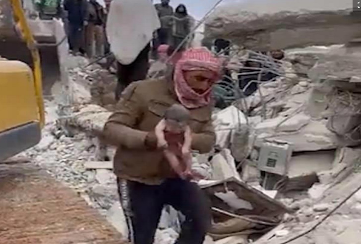Mujer embarazada DA A LUZ enterrada bajo escombros en Siria