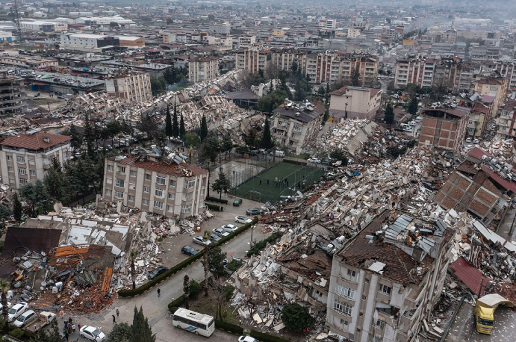 Biden promete ayuda de EEUU tras terremoto en Turquía y Siria