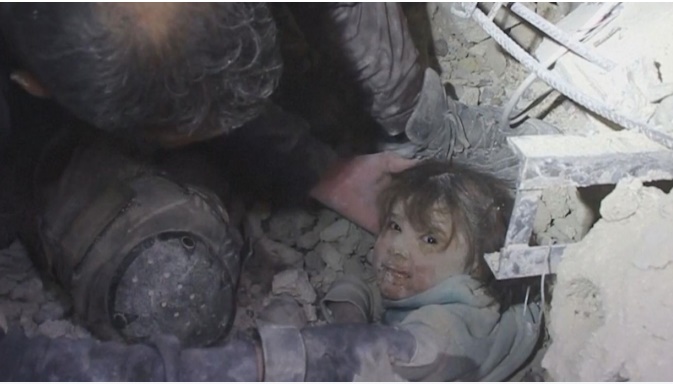 Rescatan a una niña atrapada entre los escombros de un edifico en Siria