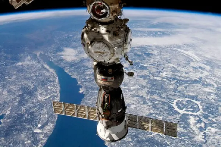 Rusia envía nave para rescatar a astronautas en la Estación Espacial Internacional