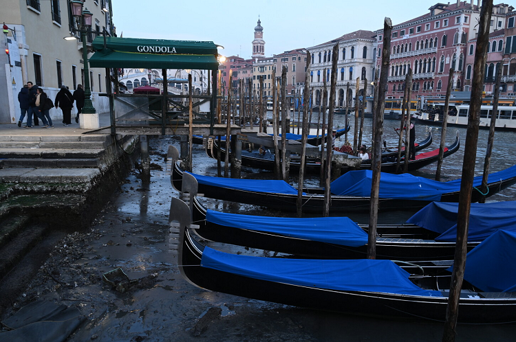 Fenómeno de bajas mareas seca los canales de Venecia