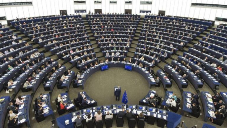 La Eurocámara levanta la inmunidad de dos legisladores por el escándalo de corrupción