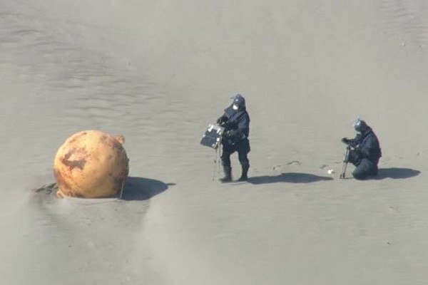 Incertidumbre en playa japonesa por aparición de una esfera metálica